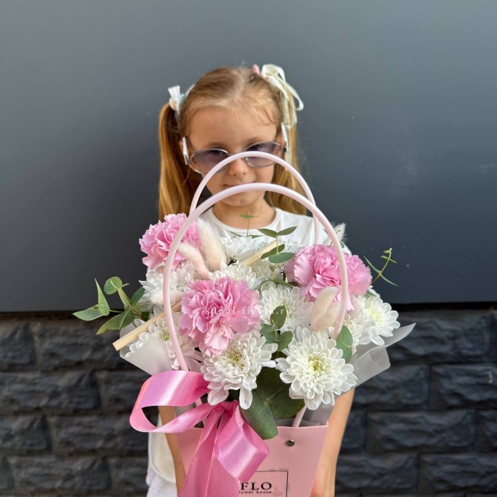 Сумочка из стойких хризантем и диантуса в Калининграде