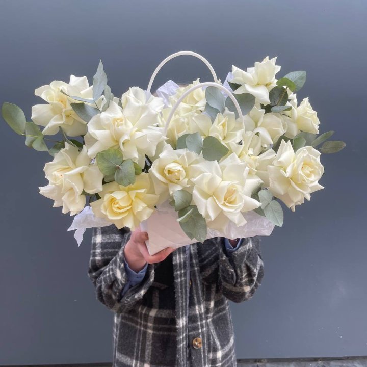 15 белых роз в сумочке в Калининграде