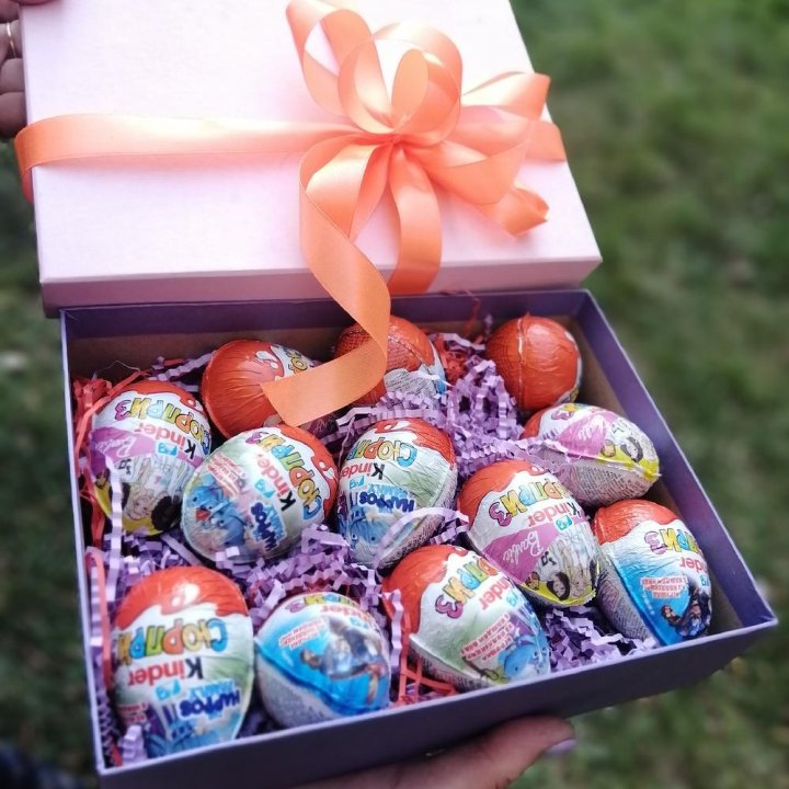 Коробка с киндерами в Калининграде