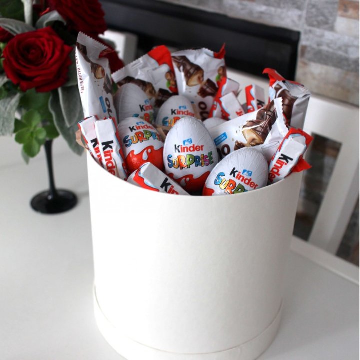 Коробка с киндерами  в Калининграде