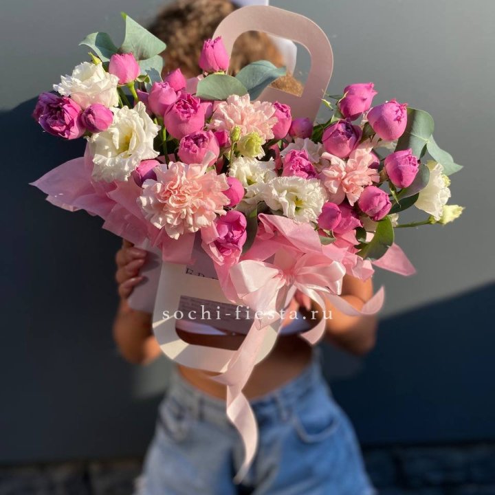 Сумочка с кустовой розой и диантусами в Калининграде