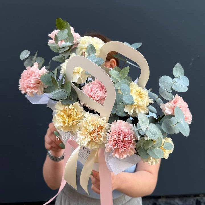 Сумочка из диантусов в Калининграде