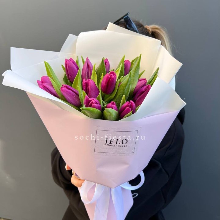 15 пурпурных тюльпанов в Калининграде
