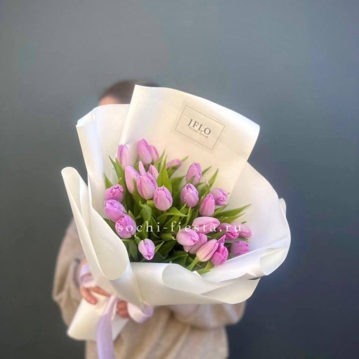 25 сиреневых тюльпанов в Калининграде