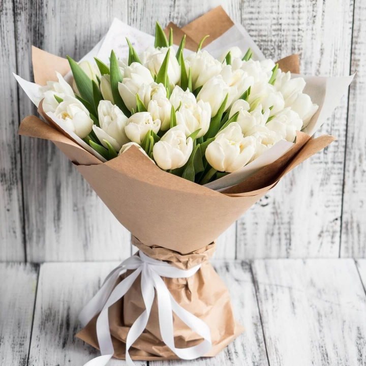25 белых тюльпанов в Калининграде