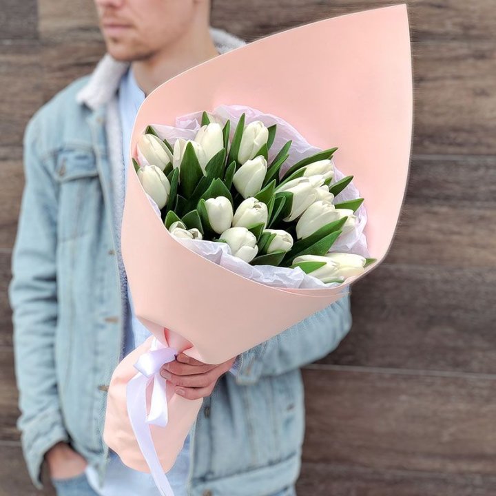 19 белых тюльпанов в Калининграде